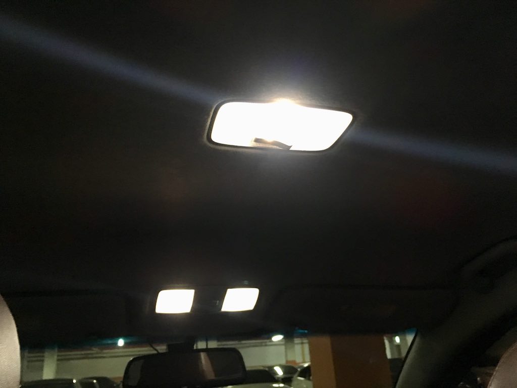 /lifelog/assets/2019-02-07-car-interior-led-lights-03.jpg