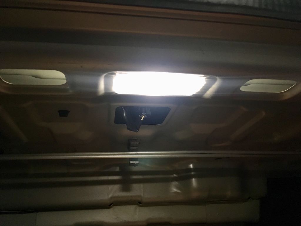 /lifelog/assets/2019-02-07-car-interior-led-lights-04.jpg