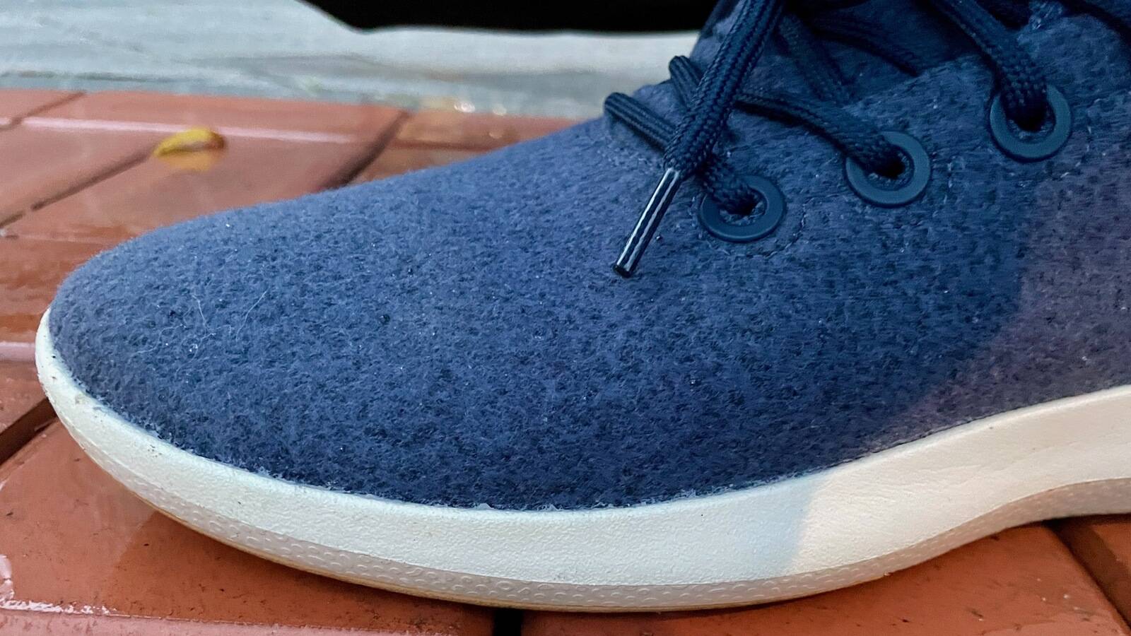 올버즈 울 러너 미즐 신발 사용 후기 - 비와 눈이 와도 젖지 않는 발수 쉴드가 좋지만 내구도는 글쎄