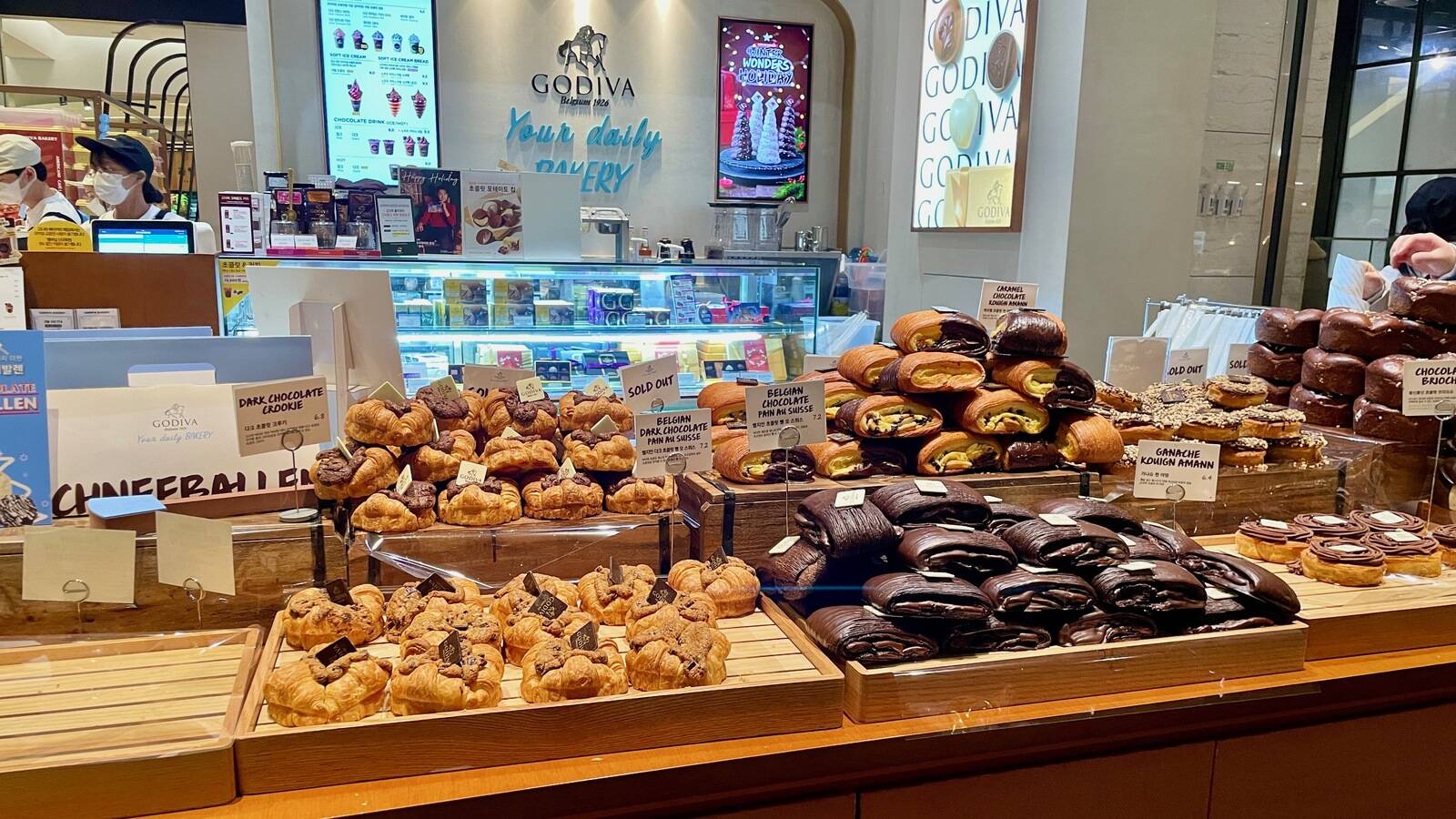 고디바 베이커리, 현대백화점 판교점 - 빵은 거들 뿐